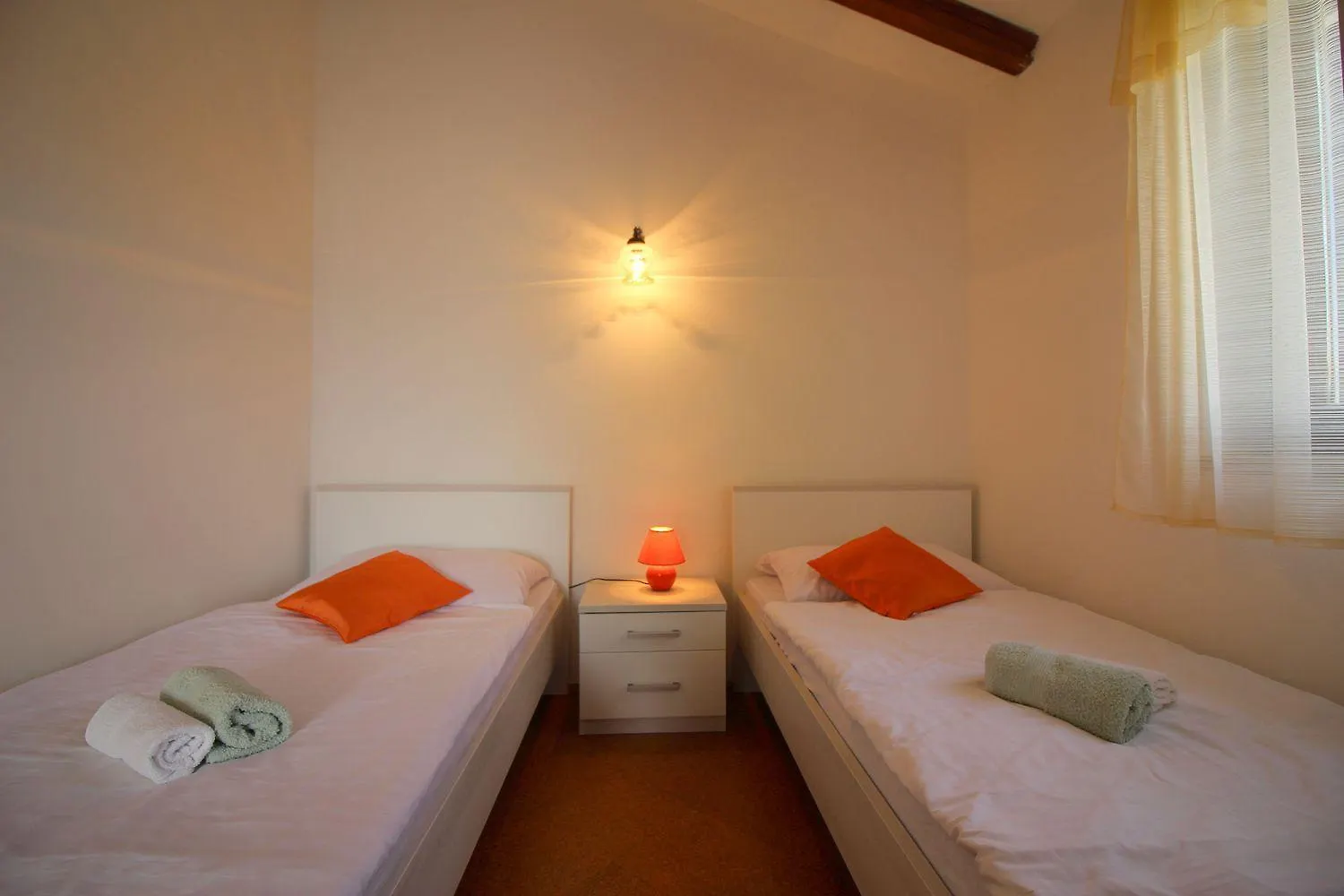 Charmantes Apartment Mit Privatem Balkon, Privatparkplatz, Wifi Und Nur 700 Meter Zum Strand Porec