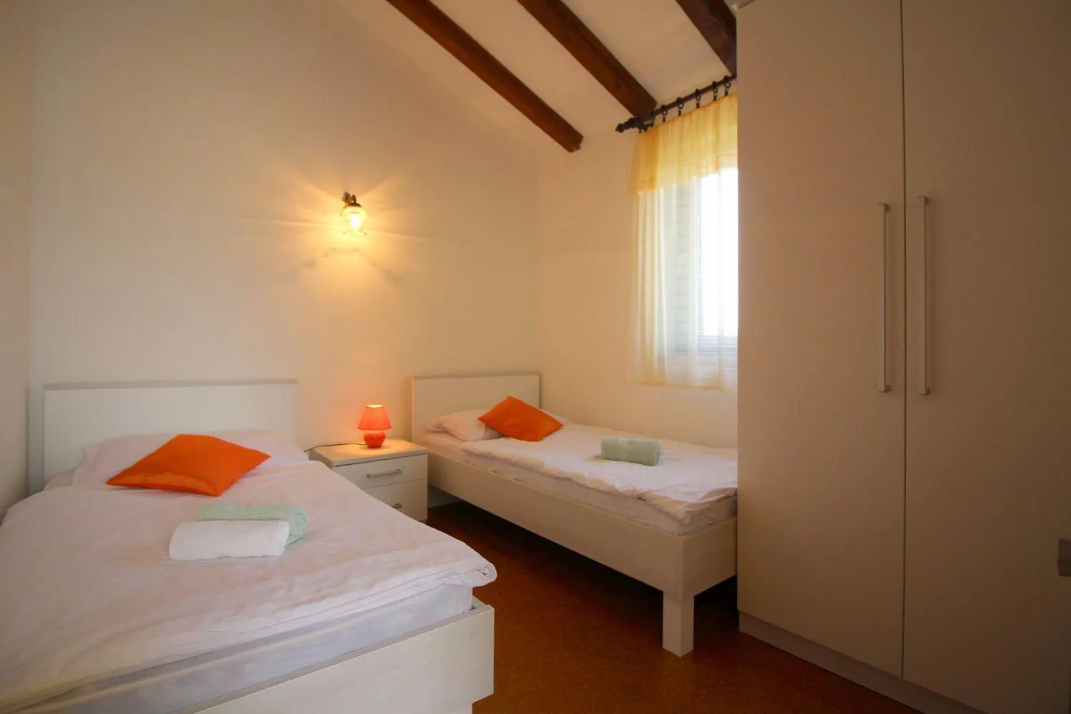 Charmantes Apartment Mit Privatem Balkon, Privatparkplatz, Wifi Und Nur 700 Meter Zum Strand Porec