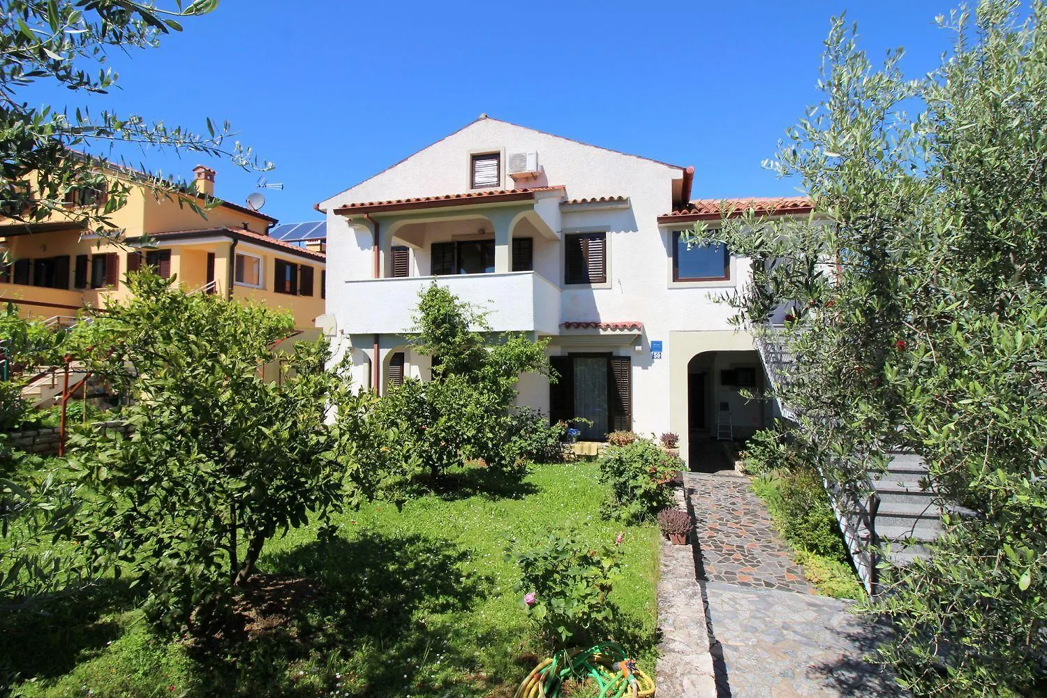 Charmantes Apartment Mit Privatem Balkon, Privatparkplatz, Wifi Und Nur 700 Meter Zum Strand Porec