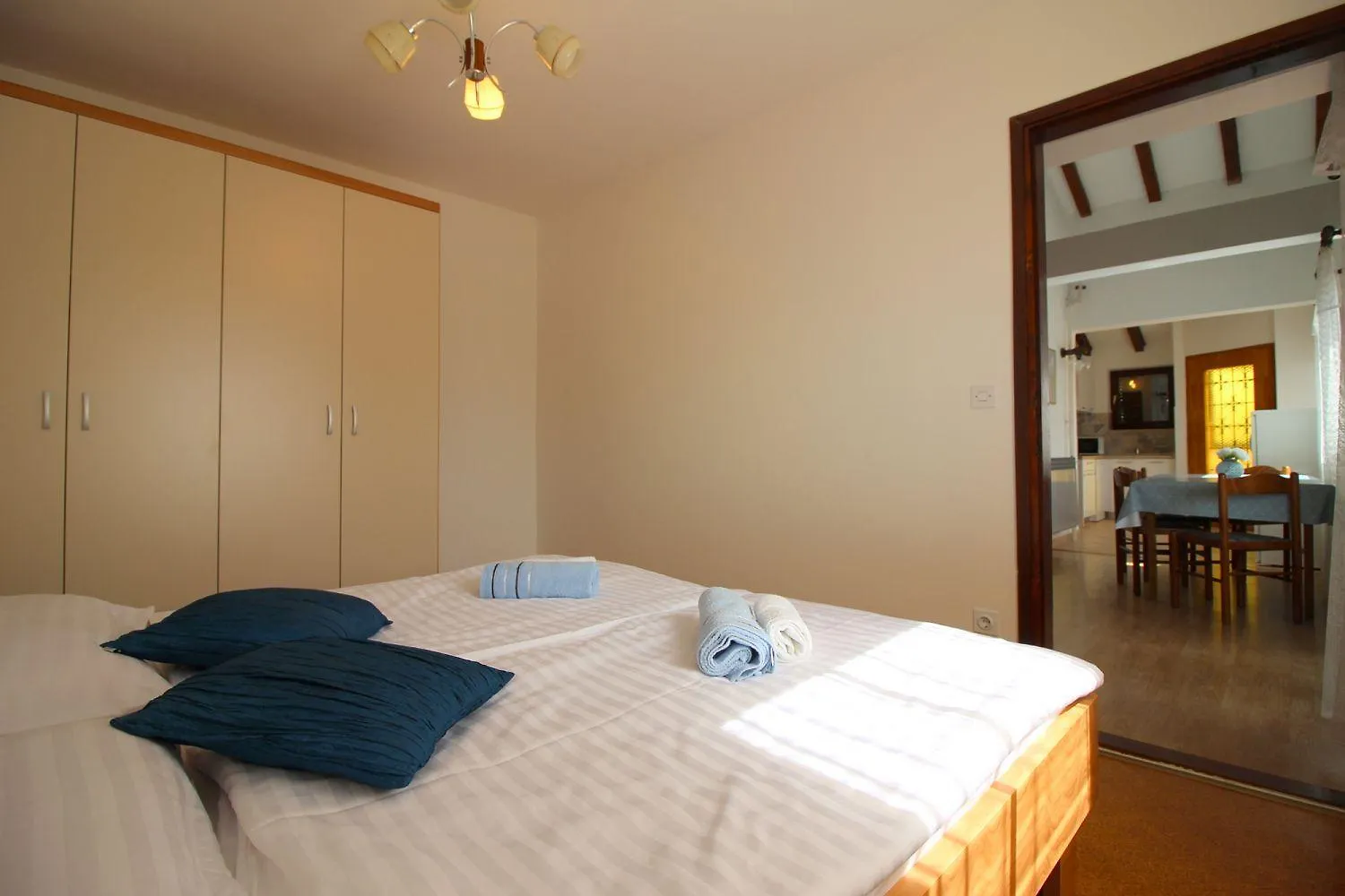 Charmantes Apartment Mit Privatem Balkon, Privatparkplatz, Wifi Und Nur 700 Meter Zum Strand Porec