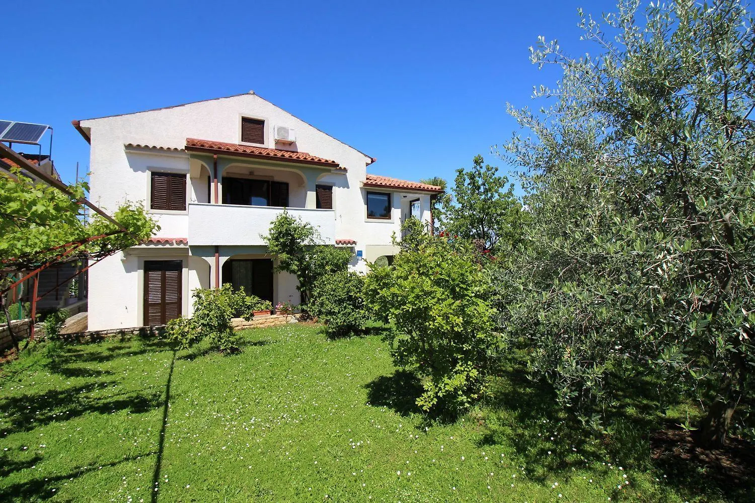 Charmantes Apartment Mit Privatem Balkon, Privatparkplatz, Wifi Und Nur 700 Meter Zum Strand Porec